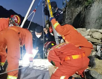 深井救援非常艱難，救援三腳架成消防隊員可靠后盾